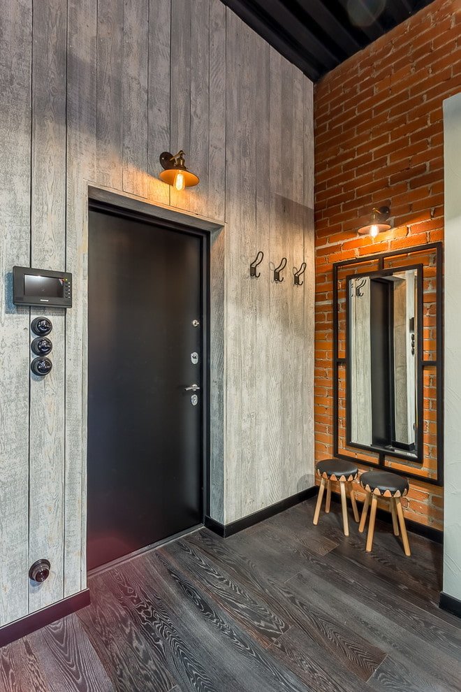 Monochromatic combination of doors and laminate