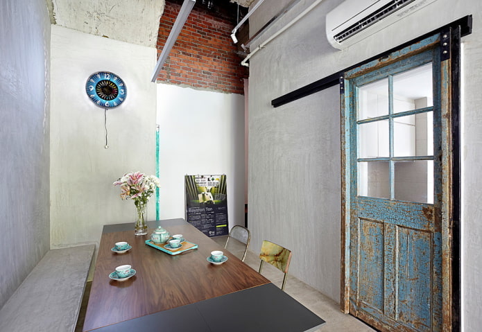 door with glass in the interior in the loft style