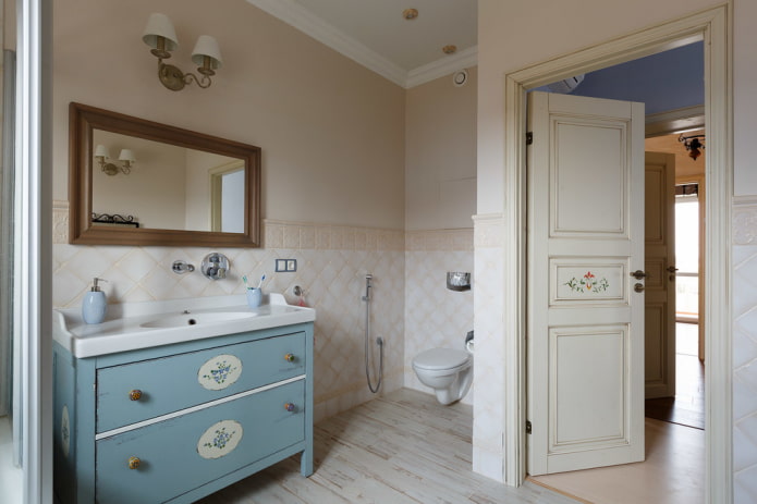 painted doors in the bathroom in the Provence style
