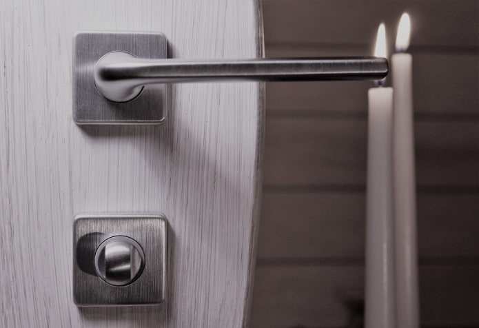 handle with a lock for the bathroom