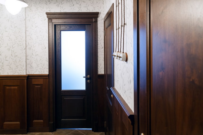 wenge-colored doors combined with wallpaper in the interior