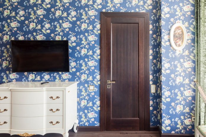 wenge-colored doors combined with wallpaper in the interior