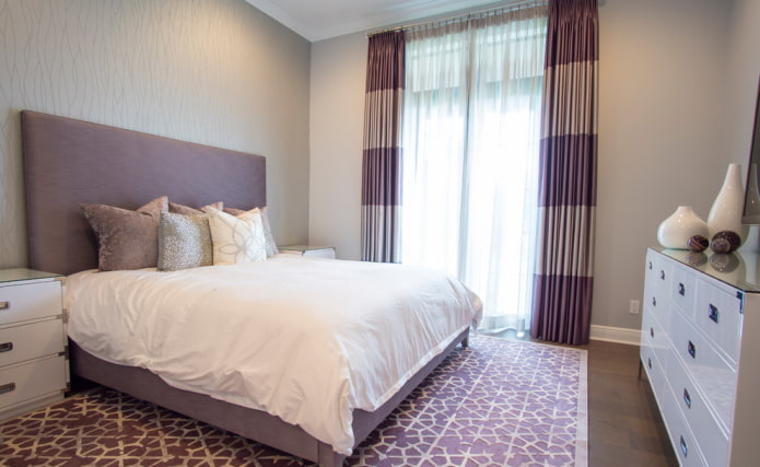 two-color curtains in the bedroom