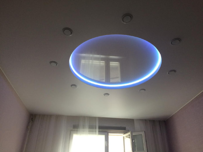 two-level stretch structure with a niche for lighting