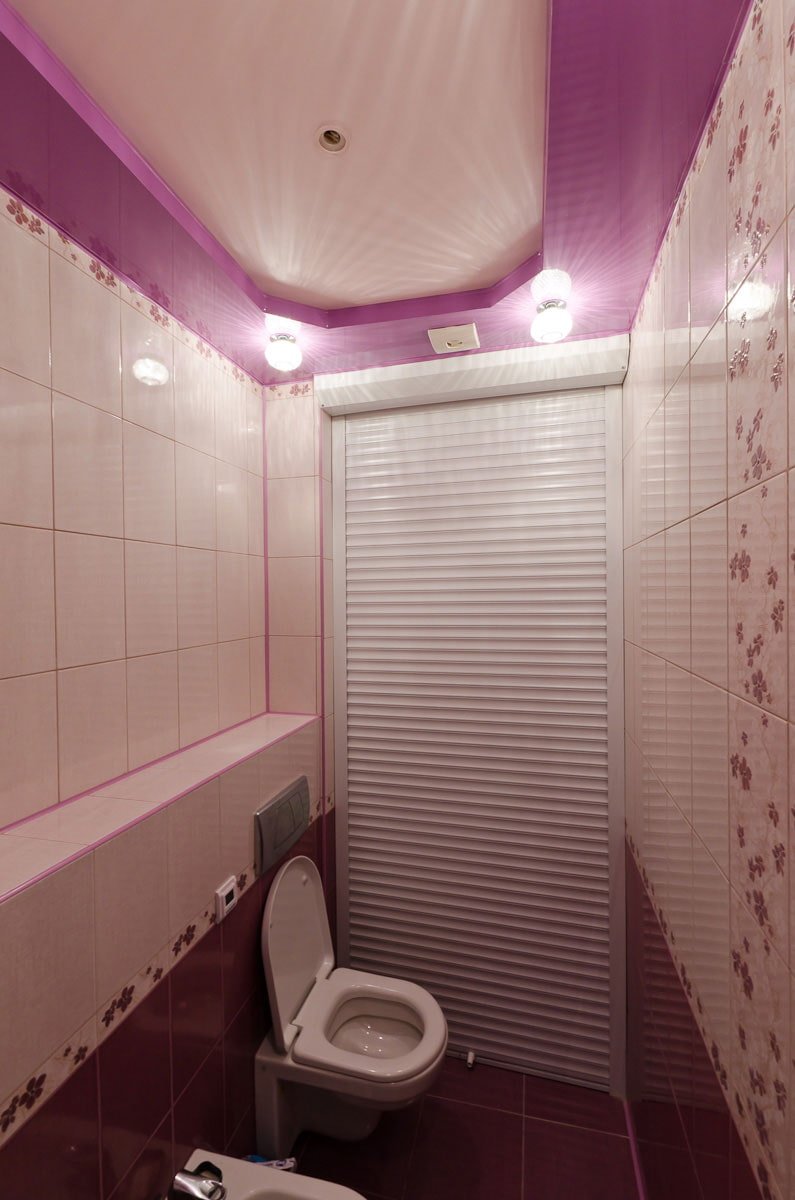 colored ceiling in the bathroom