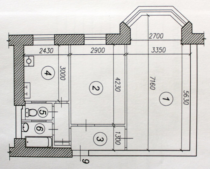 Layout of a Stalin-era building with a bay window