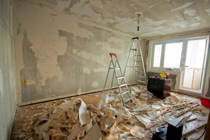 dismantling the finish before renovation