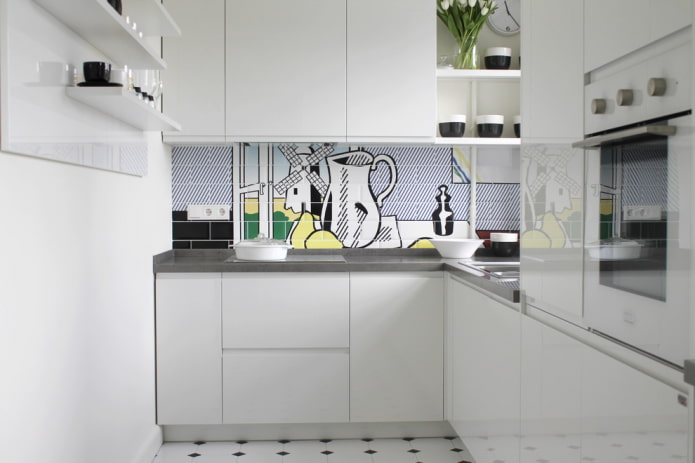 Photo printing on tiles in a white kitchen
