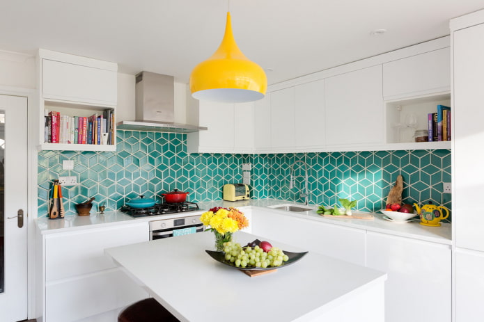 Apron made of diamond-shaped tiles
