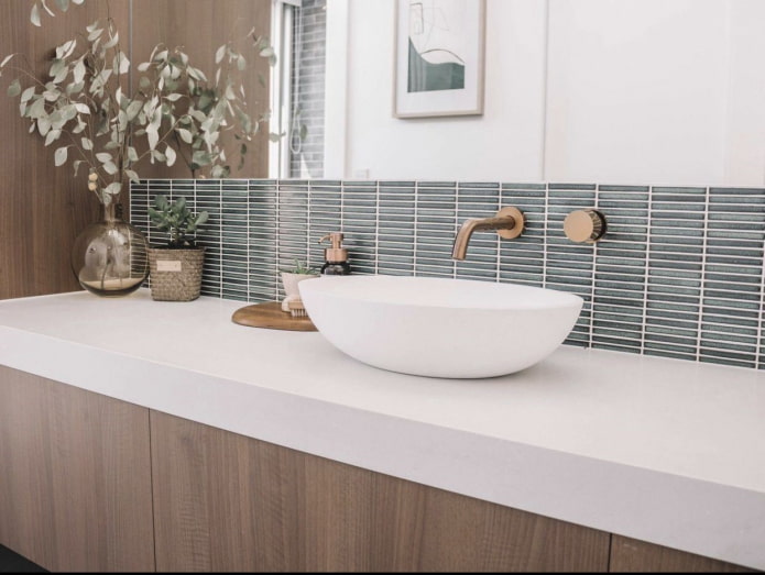 Soothing green in the bathroom