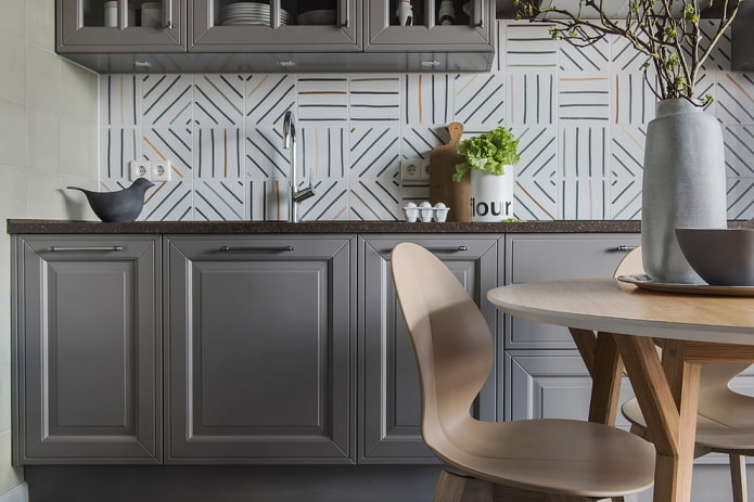 ceramic tiles in the decoration of the kitchen backsplash