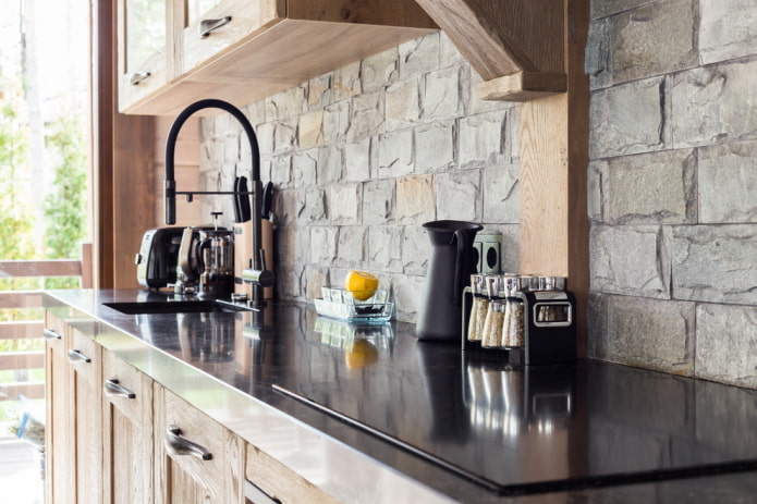 stone in the decoration of the kitchen apron