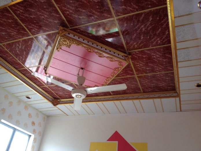 figured ceiling construction made of panels