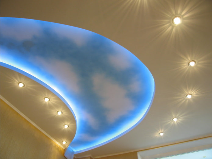 figured ceiling structure in the form of a semicircle