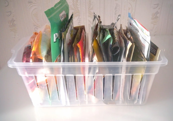Spice packages in a basket