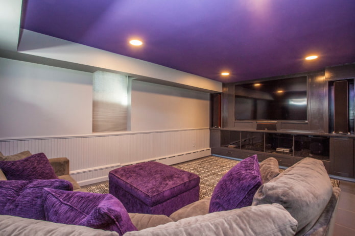violet ceiling with beige walls