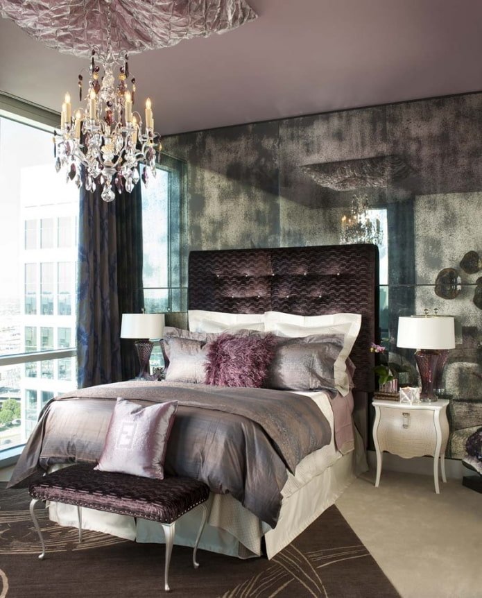 violet ceiling in the bedroom
