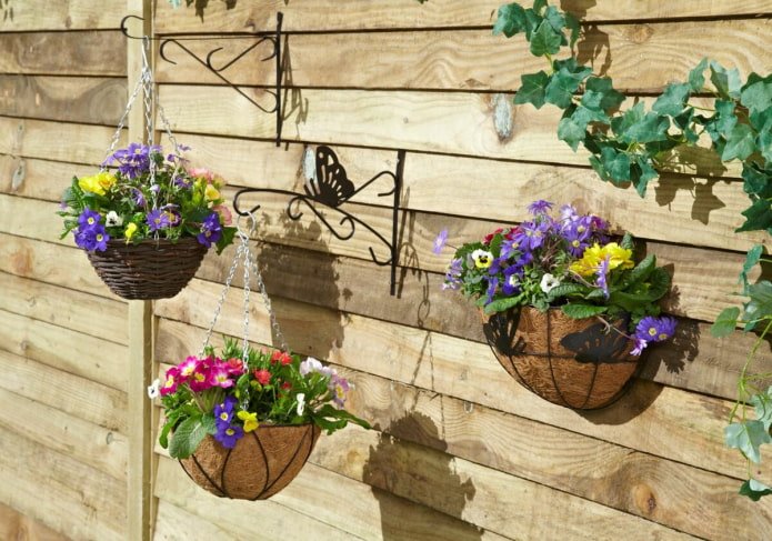 Hanging flowerpots in the garden