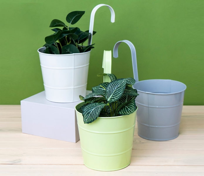 Metal flowerpot