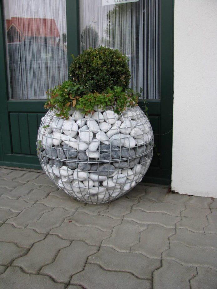 flower bed ball made of gabion