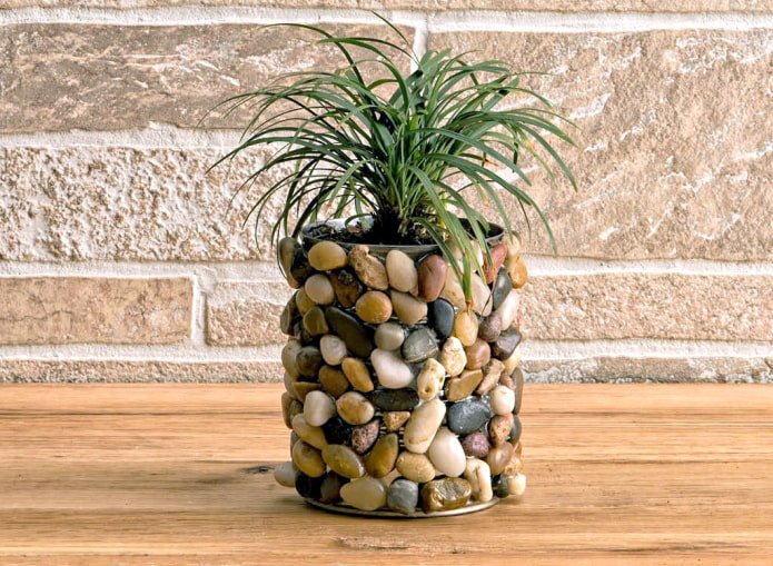 Pebble pot