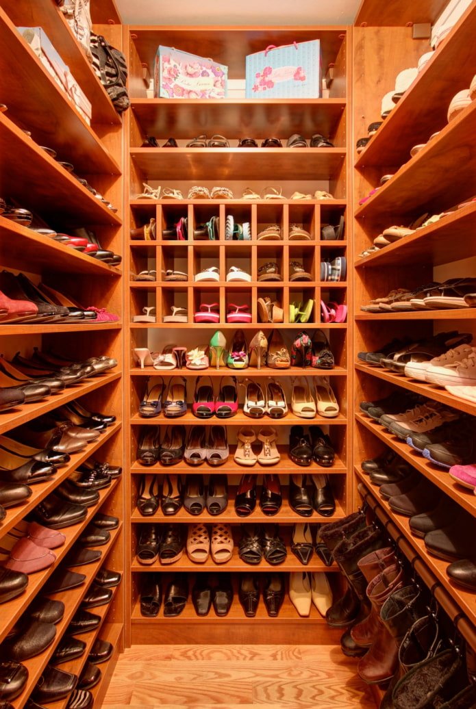 Shoe closet