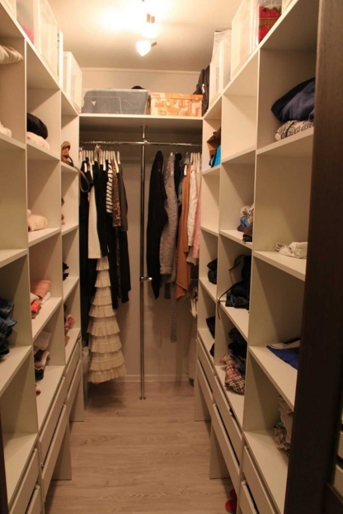 u-shaped walk-in closet