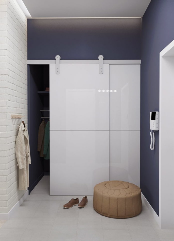 built-in dressing room in the interior of the hallway