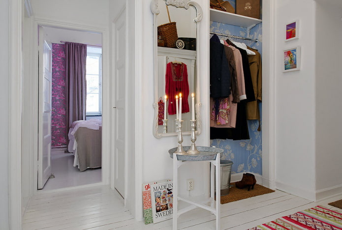 dressing room in a niche in the interior of the hallway