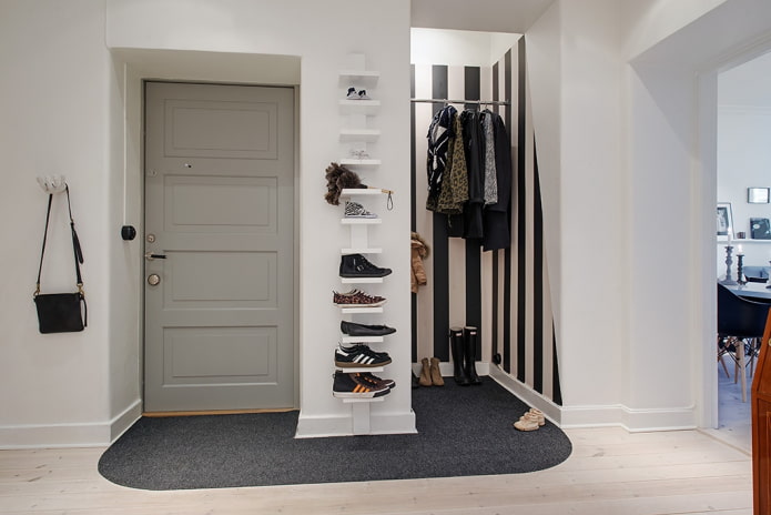 dressing room in a niche in the interior of the hallway