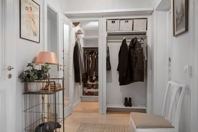 plan of hallway with dressing room