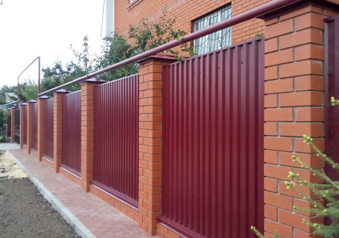 Fencing made of corrugated sheets