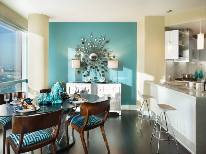 Yellow and blue in the interior of the kitchen-dining room with an original mirror