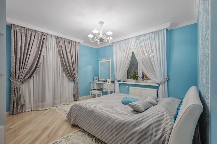 Blue walls in the bedroom