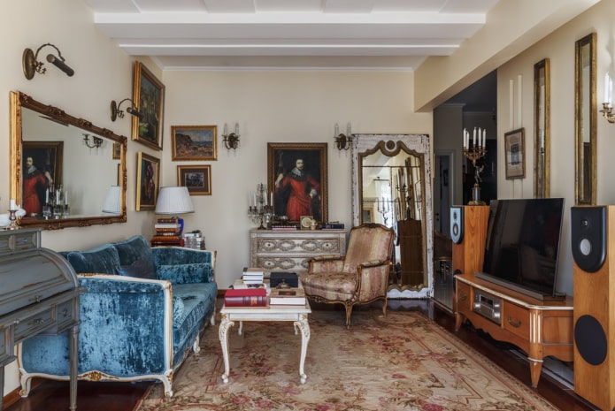 curtains and decor in the living room in the classic style