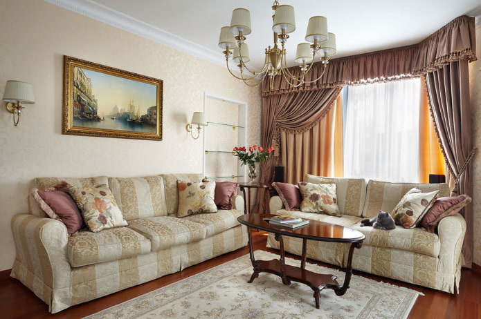 curtains and decor in the living room in the classic style