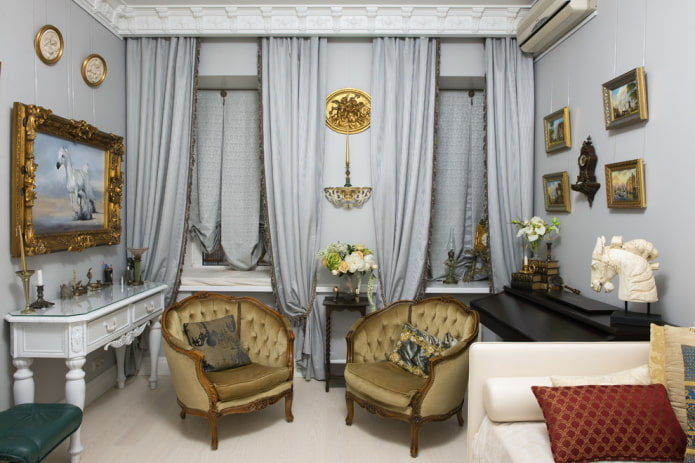 curtains and decor in the living room in the classic style