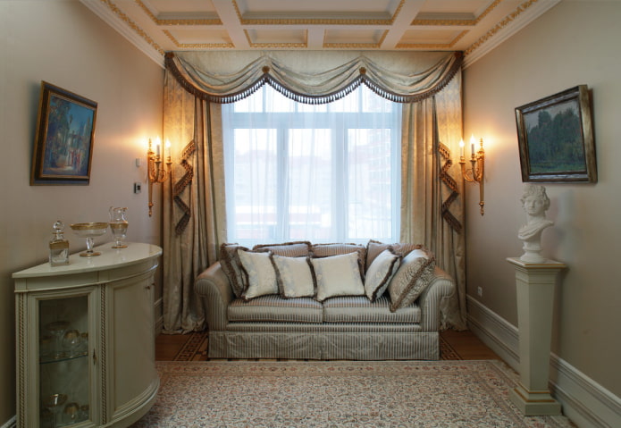 curtains and decor in the living room in the classic style