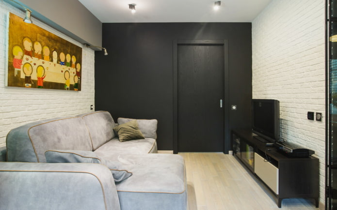 Contrasting wall with a door in the same tone