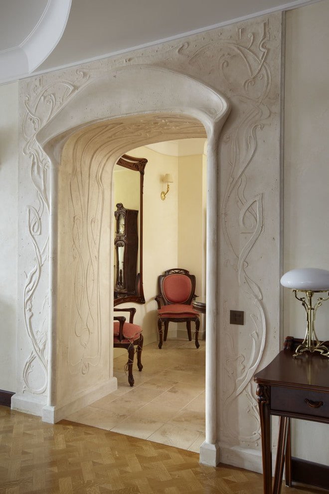 An opening decorated with stucco