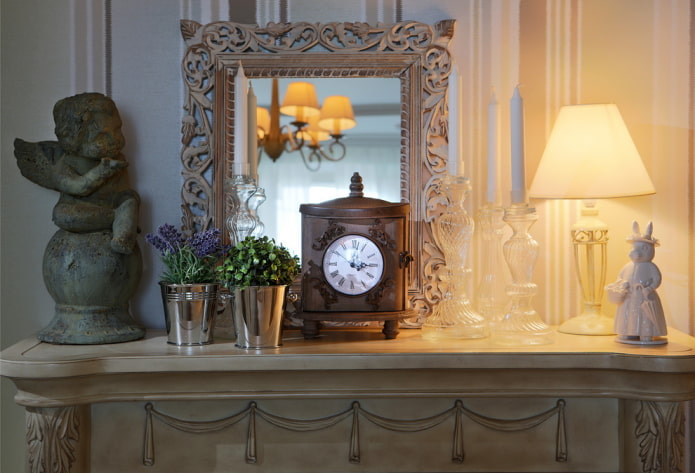 Decor on the chest of drawers