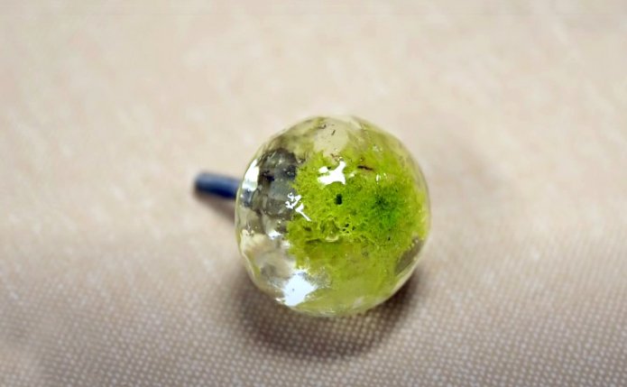 Handle with moss made of epoxy resin