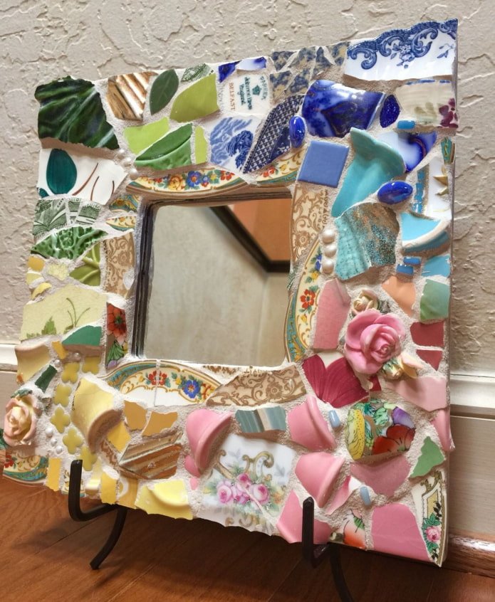 photo frame made of broken dishes