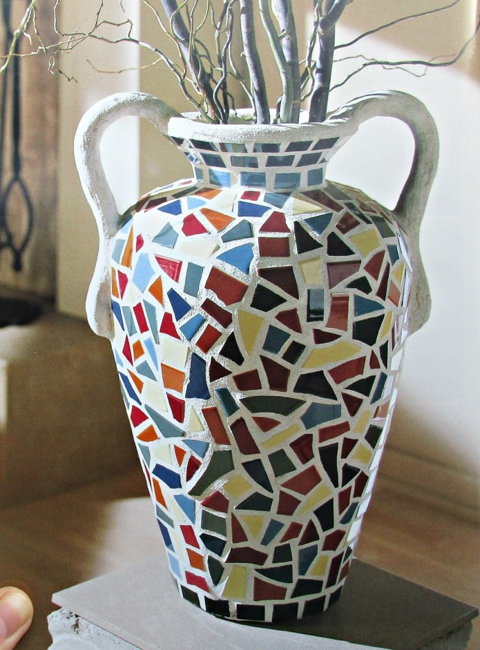 decorating a vase with a mosaic of broken glass