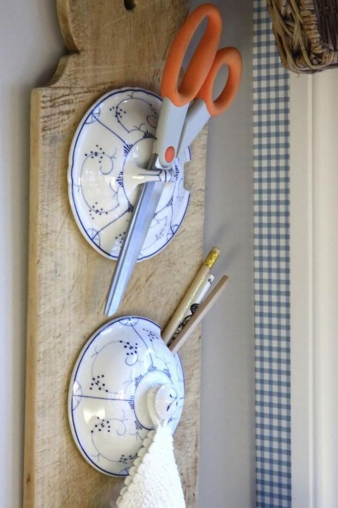 kitchen wall holder made of porcelain lids