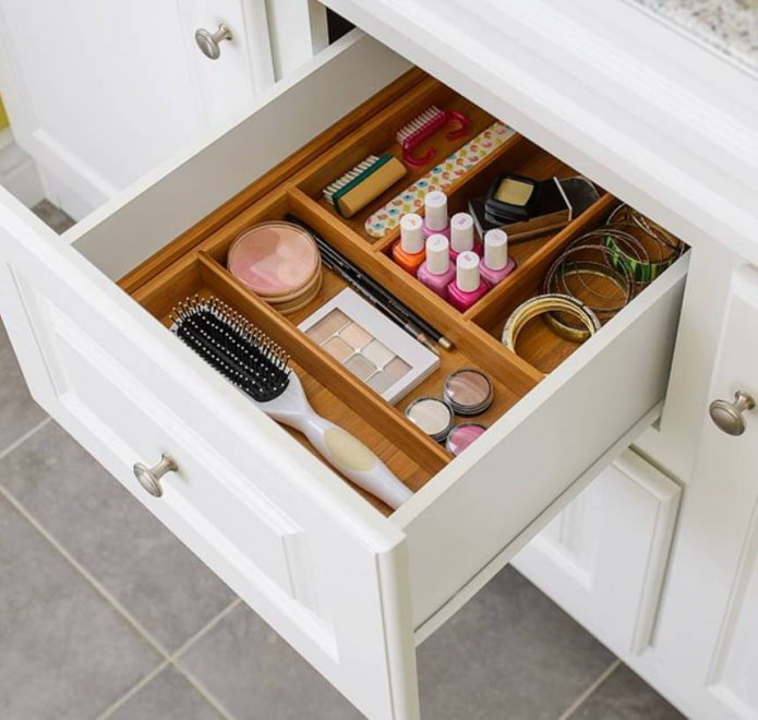 Divider for cosmetics