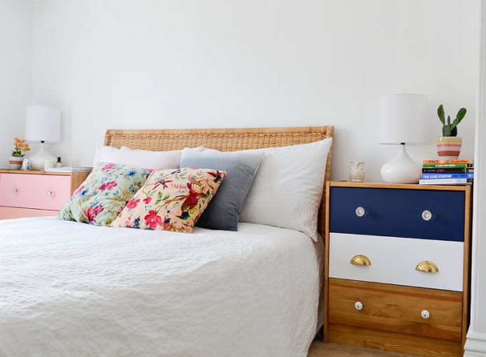 Chests of drawers on both sides of the headboard