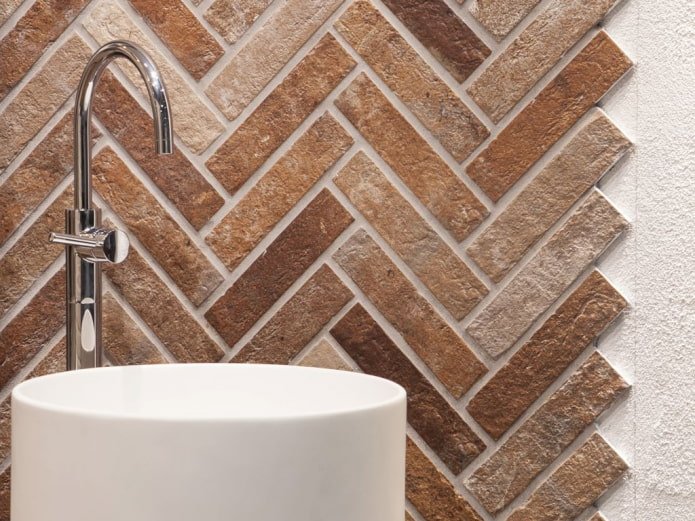 Porcelain tiles in the bathroom