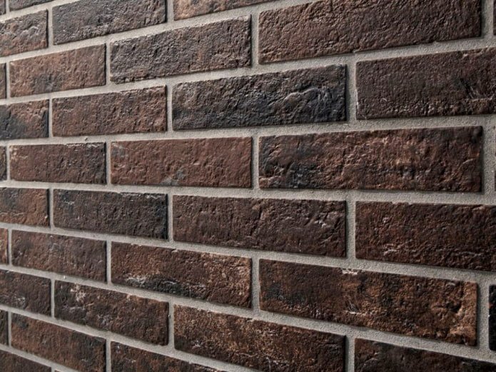 Porcelain tiles under dark brick