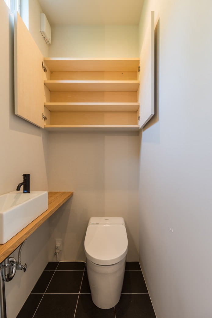 Wall cabinet in open form